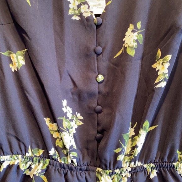 Cupcakes and Cashmere Dorene floral romper NWT XS - Picture 4 of 10